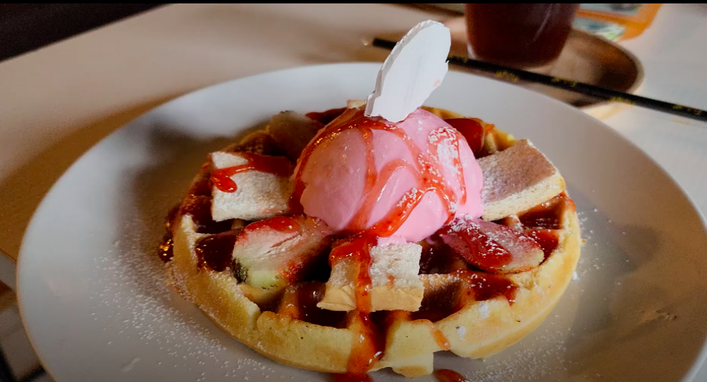 strawberry waffle, sugar dark cafe, phuket
